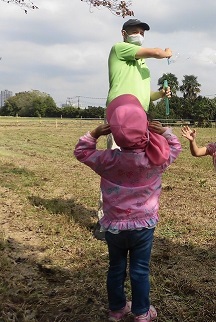 お散歩はネイティブの先生も一緒