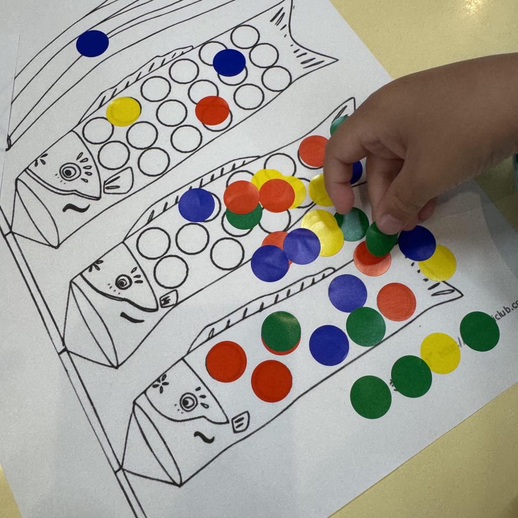 シール貼りをしました