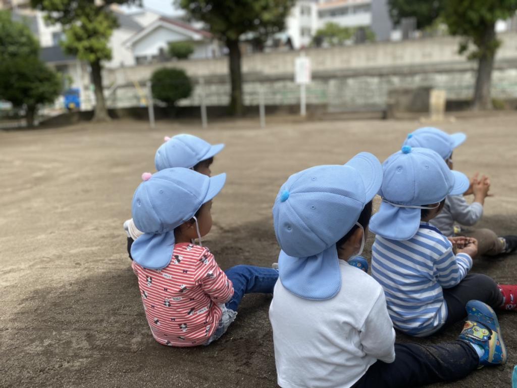 座ってお話を聞くみんな(*^^*)