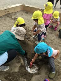 お山のトンネルで