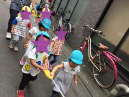 散歩ロープにつかまって