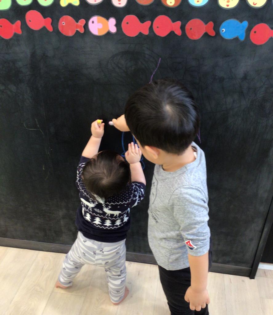 黒板前でのツーショット♪