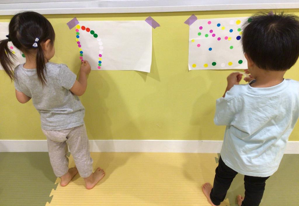 壁面でシール貼り★