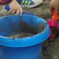 大好きな泥遊び